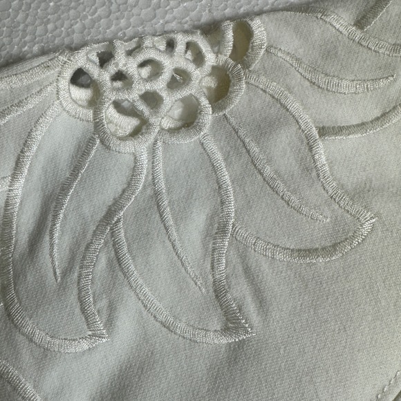 The Pulse Boutique Womens XS Off White Floral Eyelet Embroidered Sweatshirt - Picture 3 of 5